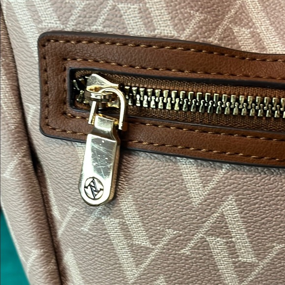 Adrienne Vittadini Tan NWT Crossbody Bag - Picture 4 of 9